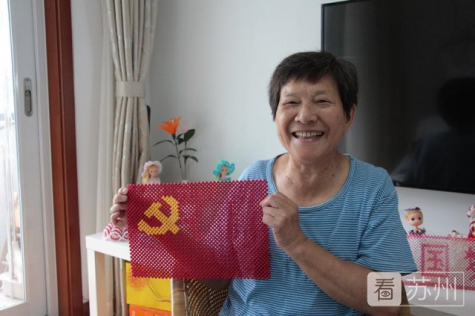 1912顆！退休老黨員用彩珠串起心中的黨旗！